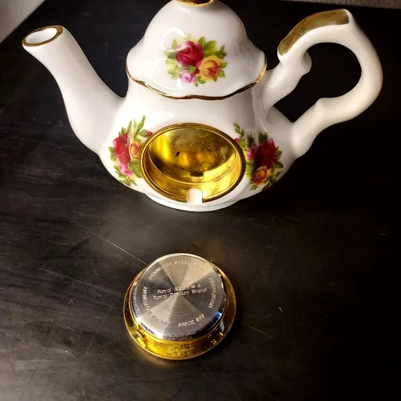 Royal Albert OLD COUNTRY ROSES Teapot Clock with Gold Accents - Picture 7 of 7